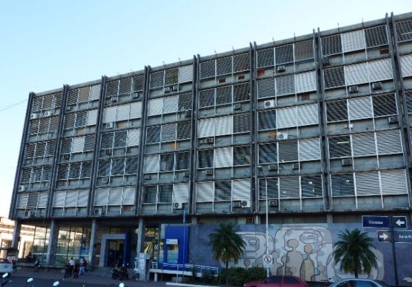 alt="El gobernador Bordet ordenó dar marcha atrás con la Resolución del CGE de no calificar con menos de cuatro e instruyó al presidente del organismo que remueva a los funcionarios responsables de la misma"