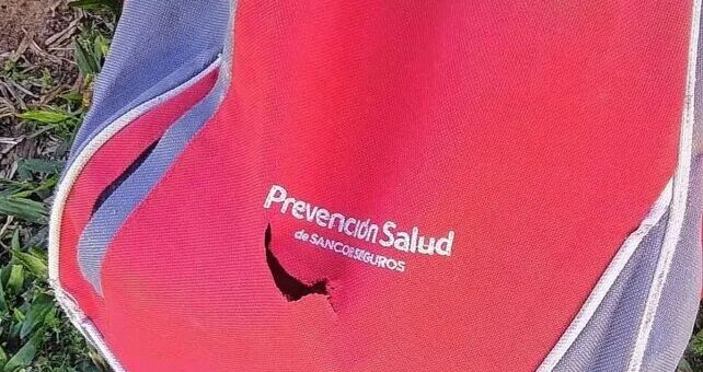 alt="El joven atacado blandió su mochila como escudo ante las estocadas que le lanzaban los delincuentes"