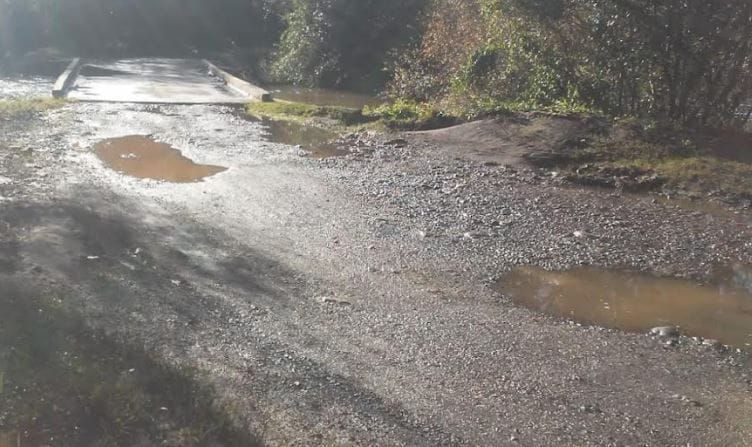 alt="También se produjo la crecida del arroyo Garubá debido a las fuertes lluvias, por lo que el paso estuvo interrumpido hasta la mañana de hoy"
