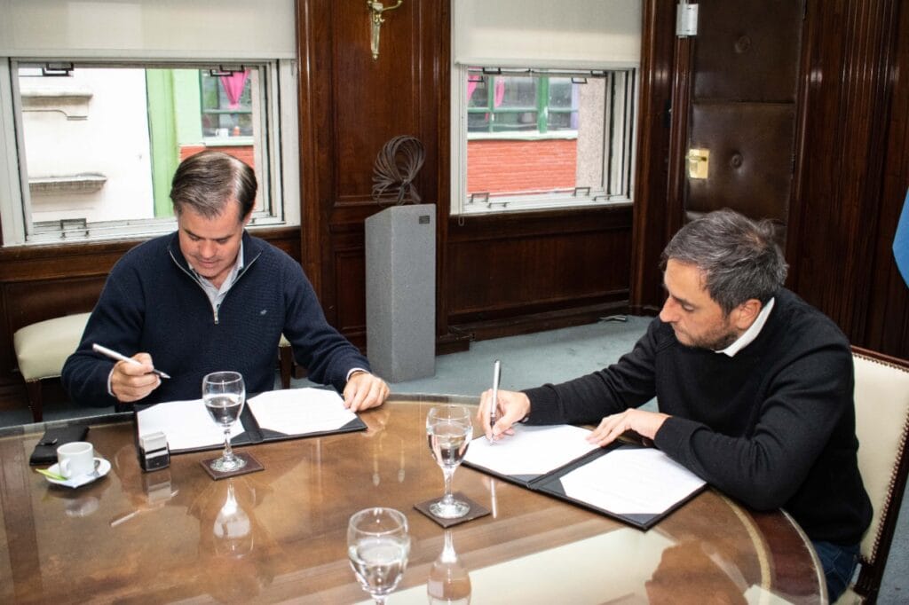 alt="Cabandié y Piaggio firmaron un acta de entendimiento para articular acciones de monitoreo de la calidad del aire"