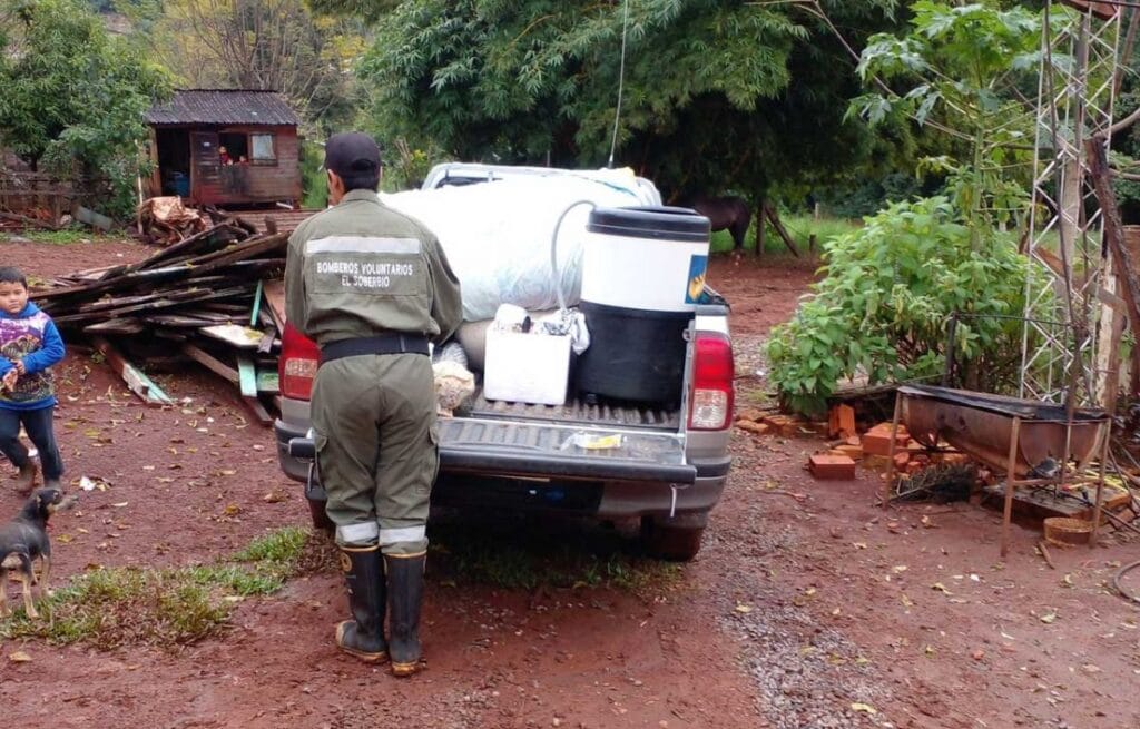 alt="Bomberos Voluntarios asisten a pobladores de El Soberbio ante la crecida del río Uruguay"