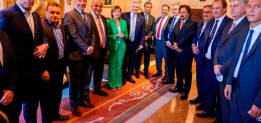alt="Integrantes de la Liga de Gobernadores del Frente de Todos en una reunión mantenida con el presidente Alberto Fernández"
