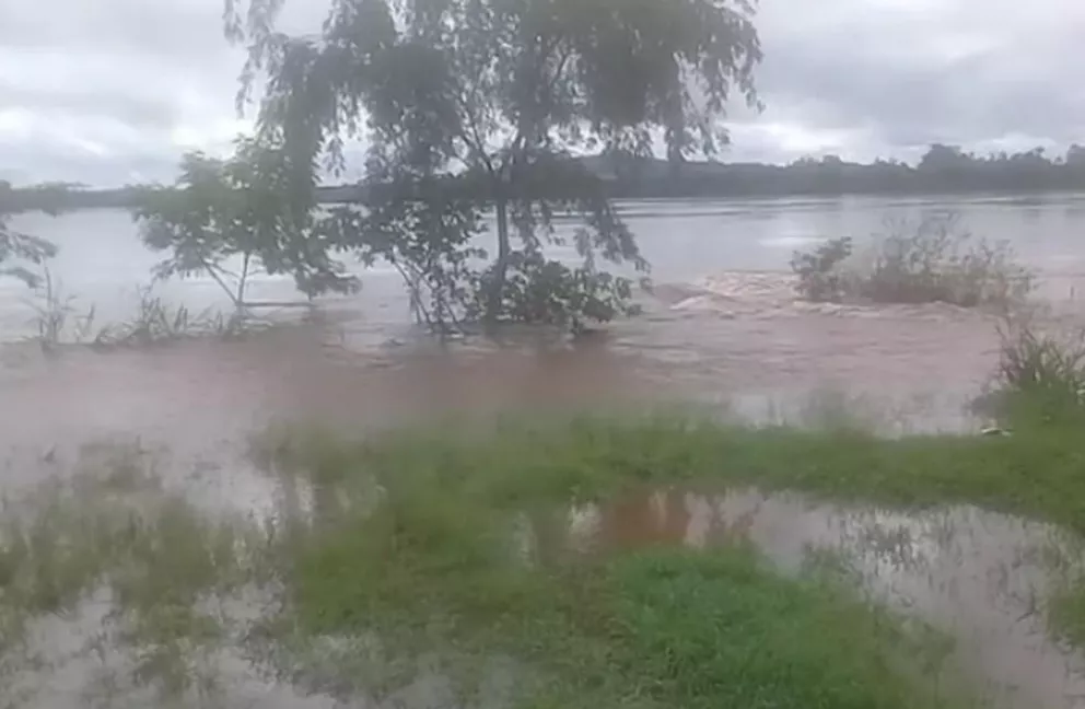 alt="La tercera crecida del río Uruguay puso en alerta a la comunidad, obligó a suspender servicios de lanchas y balsas y ya hubo evacuaciones"