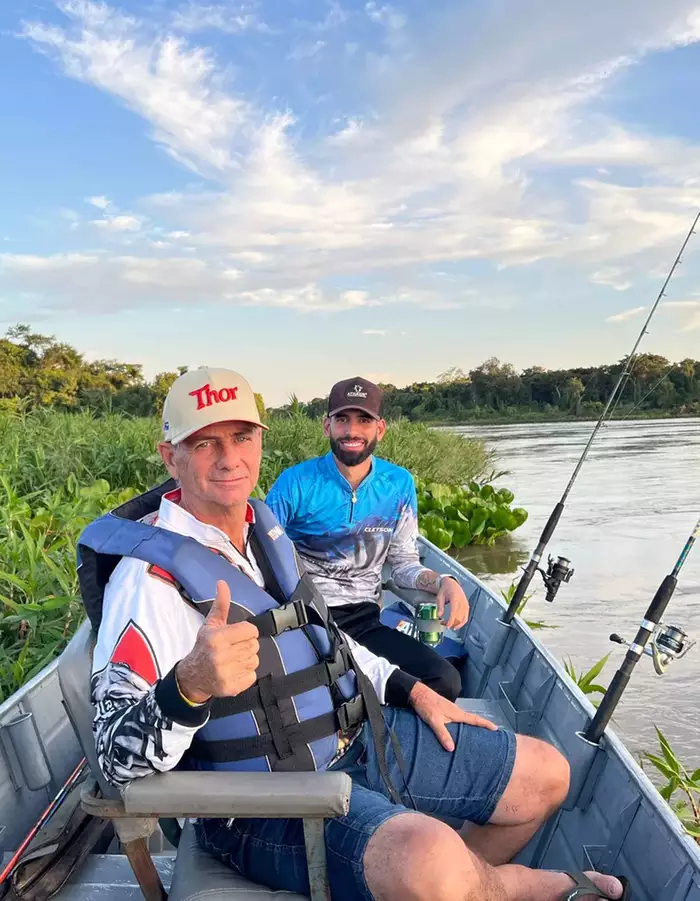 alt="El brasileño Cleyson Athaide y su padre durante la excursión de pesca donde se produjo el verdadero avistamiento del yaguareté. El que se quiso hacer creer que ocurrió en Entre Ríos no pasó de ser una mentira"