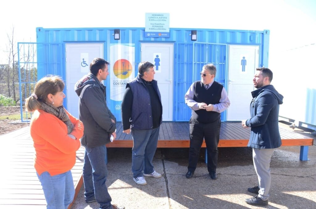alt="Los sanitarios que se estarán habilitados desde este viernes se encuentran en la zona de la Prefectura, donde se carecía del servicio"