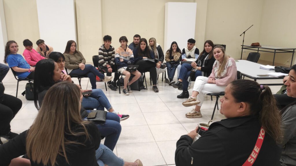 alt="El Iapser se hará cargo del seguro para que los estudiantes de Concordia puedan construir sus carrozas"