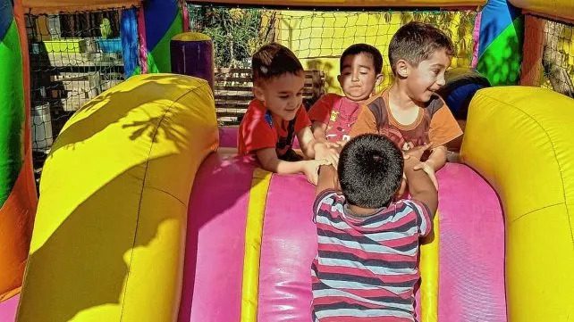 alt="Jugar y ayudar. El ubuntu no llama a competir sino a colaborar, disfrutar y aprender con los demás"