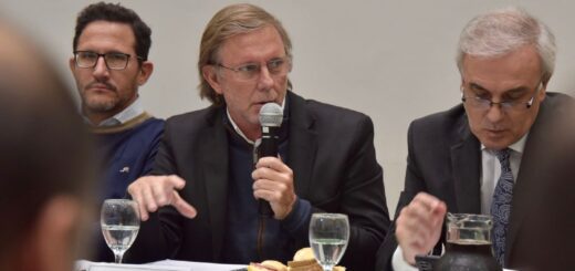 alt="juan josé bahillo habla con un micrófono en la mano"