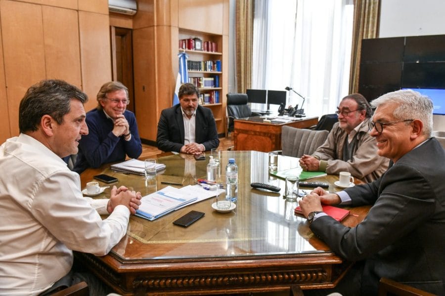 alt="Massa y Bahillo se reunieron con el saliente ministro de Agricultura, Julián Dominguez, con el fin de trazar una hoja de ruta de temas a impulsar. La reunión con la Mesa de Enlace es uno de los mojones en ese camino"