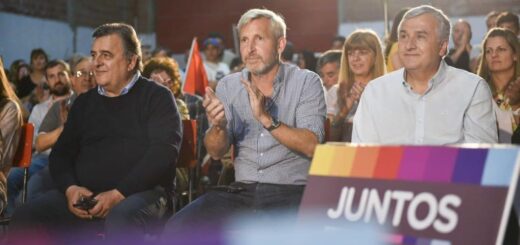 alt="Mario Negri, Rogelio Frigerio y Gerardo Morales, en la presentación de los candidatos a diputados nacionales de Juntos por Entre Ríos"