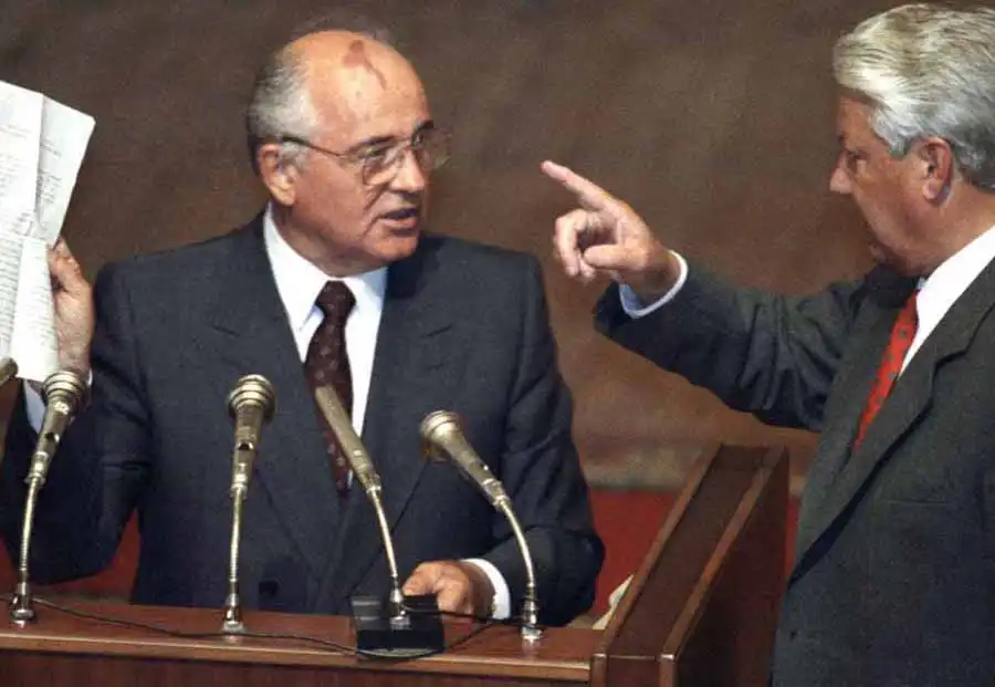 alt="Mijaíl Gorbachov y Boris Yeltsin. Este último pactó la disolución de la Unión Soviética"