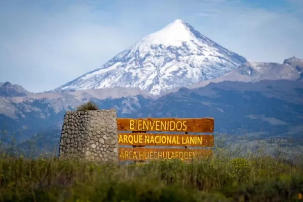 alt="Parques Nacionales declaró Sitio Natural Sagrado Mapuche al volcán Lanín y el gobernador de Neuquén advirtió que era un acto ilegítimo e ilegal".