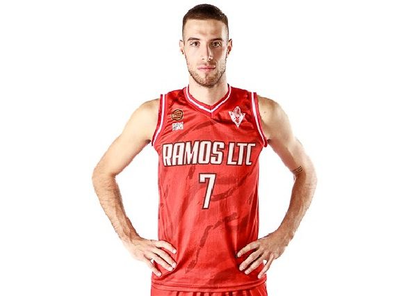 alt="Santiago Yaskulka nació el 22 de noviembre de 1999 en Capital Federal. Mide 1,95 metros y tiene 22 años"