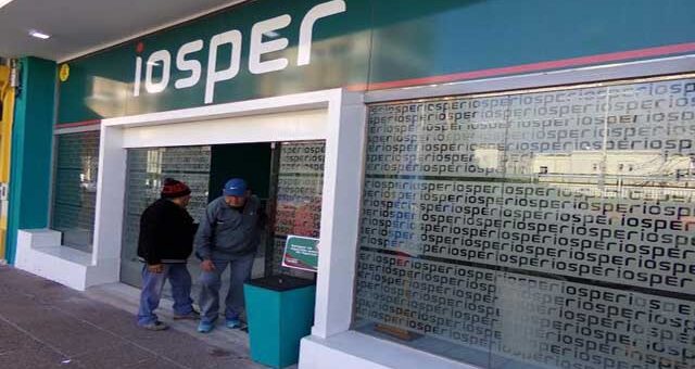 alt="en la fotografía, el frente de una filial del IOSPER, que garantiza cambio de sexo"