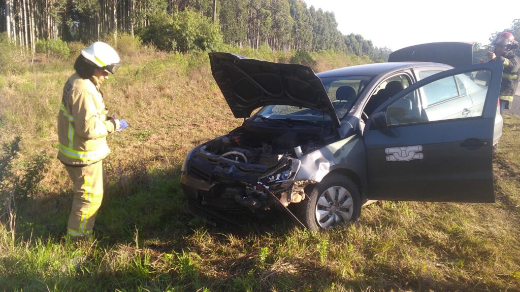 alt="Los bomberos debieron intervenir para rescatar a una conductora que quedó atrapada en su vehículo tras la grave colisión"