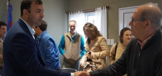 alt="el intendente Daniel Benítez saluda a autoridades del Colegio de Arquitectos durante la reunión en que se trató sobre el Código Urbano de Puerto Yeruá"