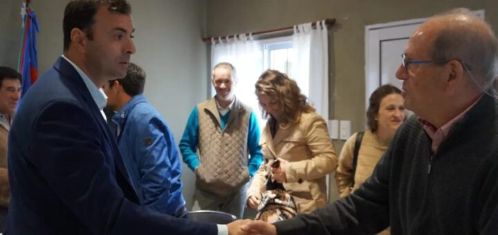 alt="el intendente Daniel Benítez saluda a autoridades del Colegio de Arquitectos durante la reunión en que se trató sobre el Código Urbano de Puerto Yeruá"