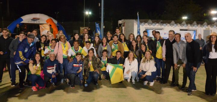 alt="en la fotografía se ve a autoridades y parte de los participantes en los torneos de hockey social en Concordia"