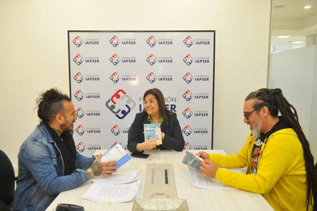 alt="Emilio Rodríguez y Federico Gómez Pedreira fueron invitados a presentar sus obras en Museo del Louvre, en París. Aquí, durante su reunión con Mariel Ávila, presidenta de la Fundación Iapser"