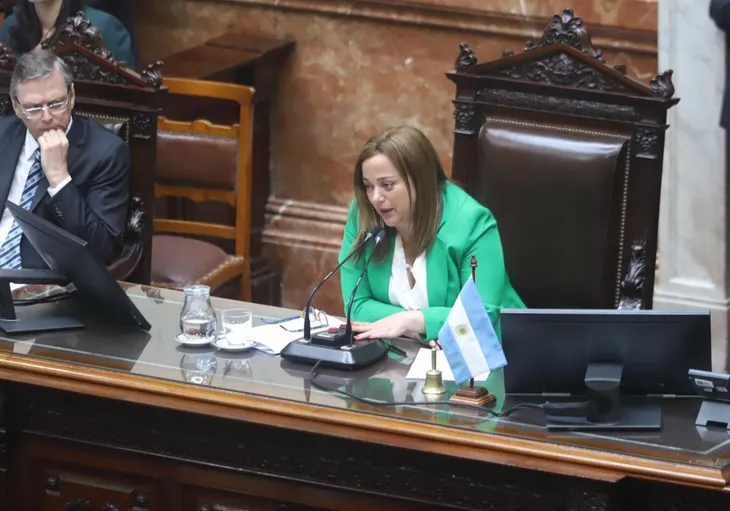 alt="Cecilia Moreau presidió la sesión en que aprobaron el presupuesto 2023"