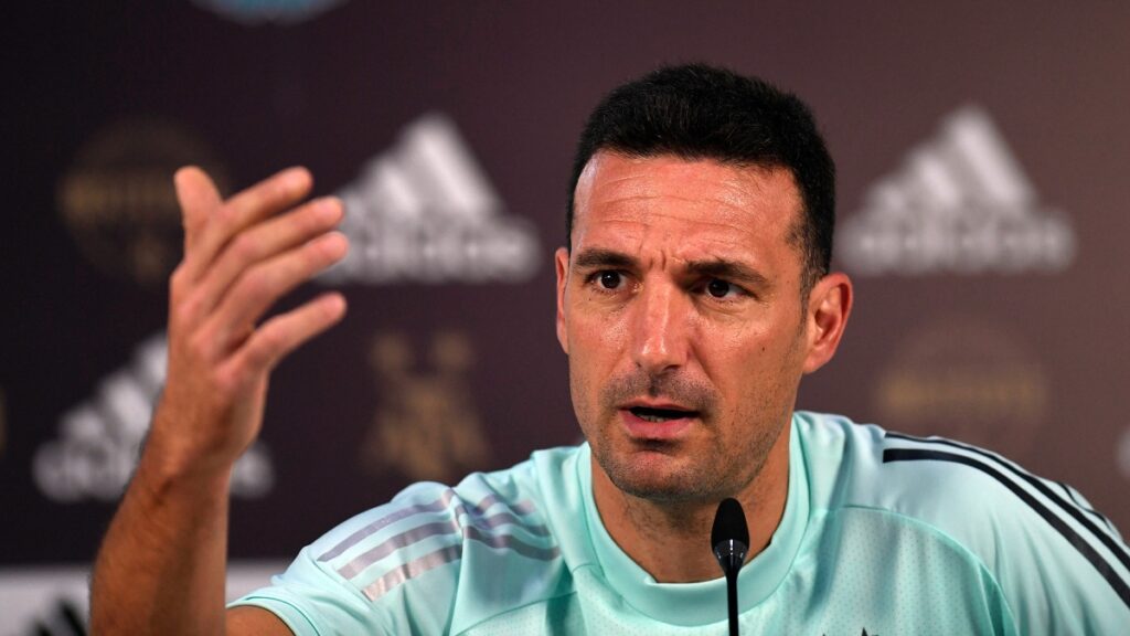 alt="El director técnico Lionel Scaloni presentó este viernes ante la FIFA una nómina preliminar ampliada, con más futbolistas de los previstos originalmente, entre ellos el defensor concordiense Marcos Senesi"