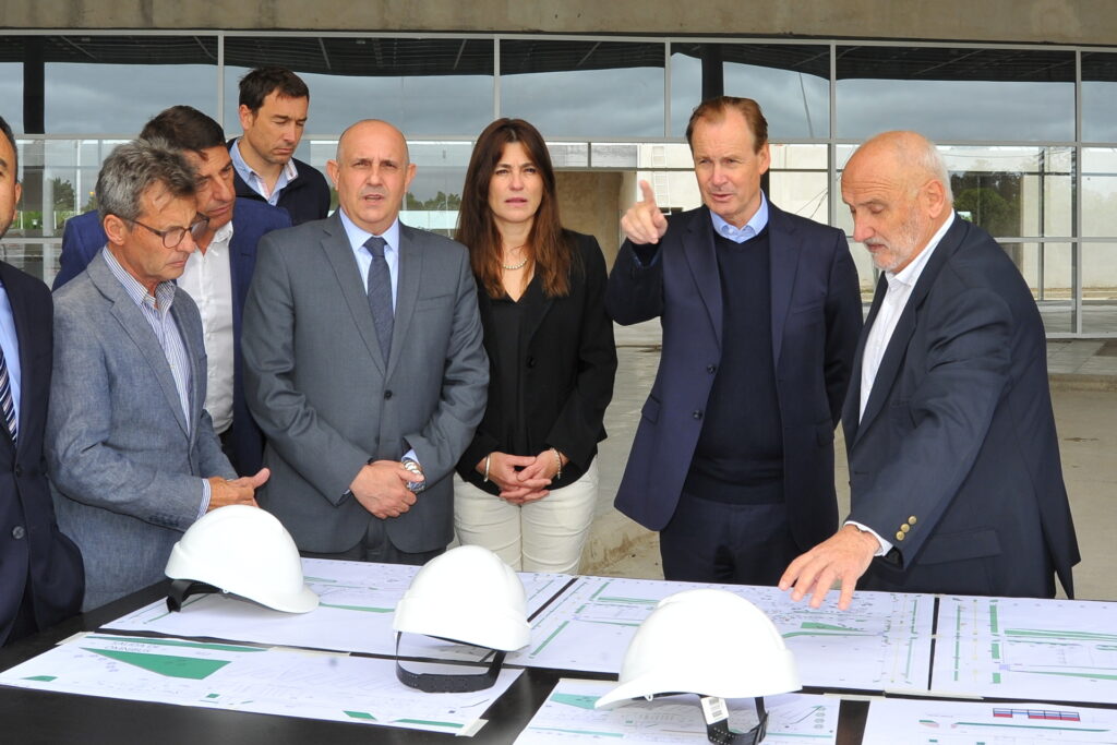 alt="En videoconferencia con el presidente, el gobernador mostró la obra de la nueva terminal de Villaguay, tendrá energía solar"