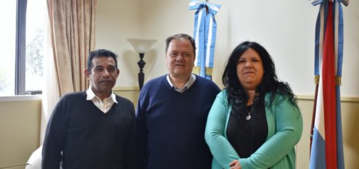 alt="El intendente Marcelo Borghesan y representantes de ATE, tras acordar un incremento salarial del 15%"