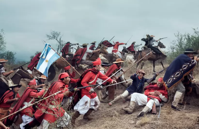 alt="Con la participación de soldados reales, el fotógrafo Gonzalo Lauda logra recreaciones de históricas batallas argentinas"