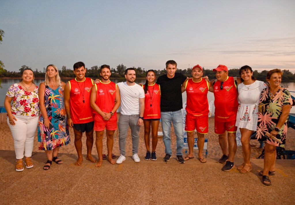 alt=" En playa Los Sauces, el intendente Enrique Cresto realizó el lanzamiento de la agenda de verano"
