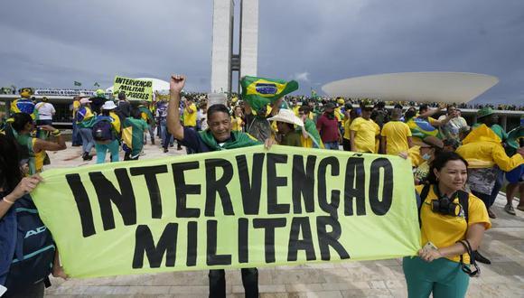 alt="Militantes de Bolsonaro piden la intervención de los militares, incitando a un golpe de Estado"