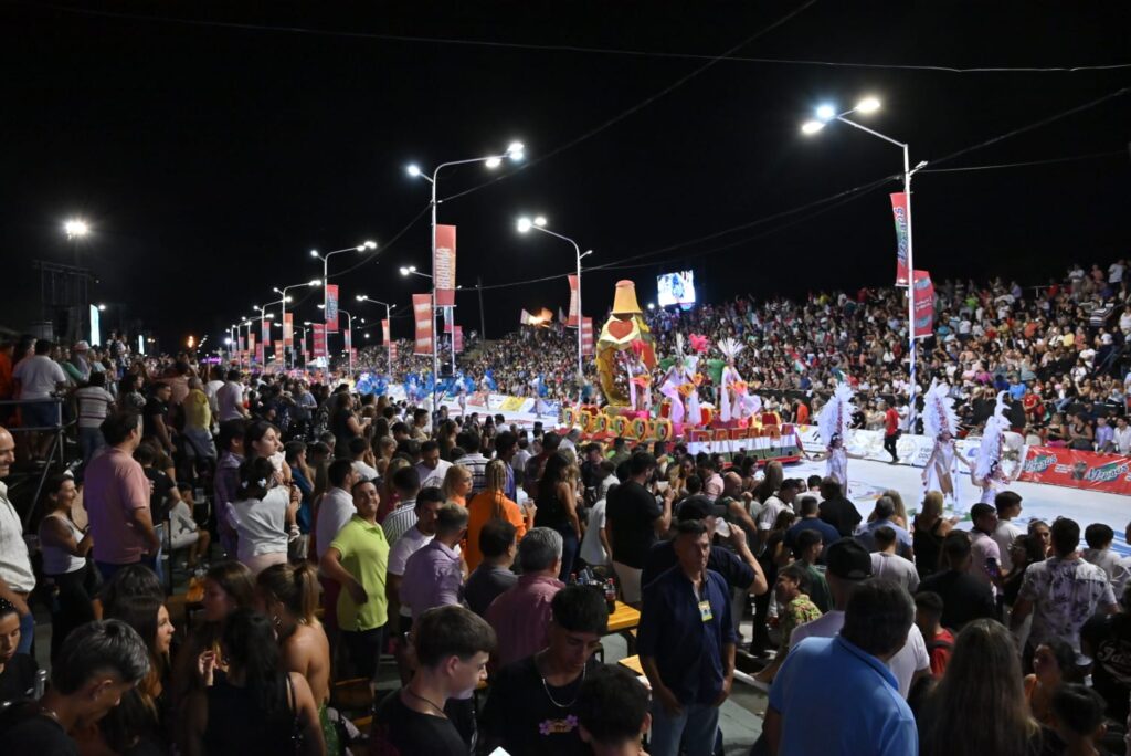 alt="Multitudinario acompañamiento del público en la segunda noche del Carnaval de Concordia"