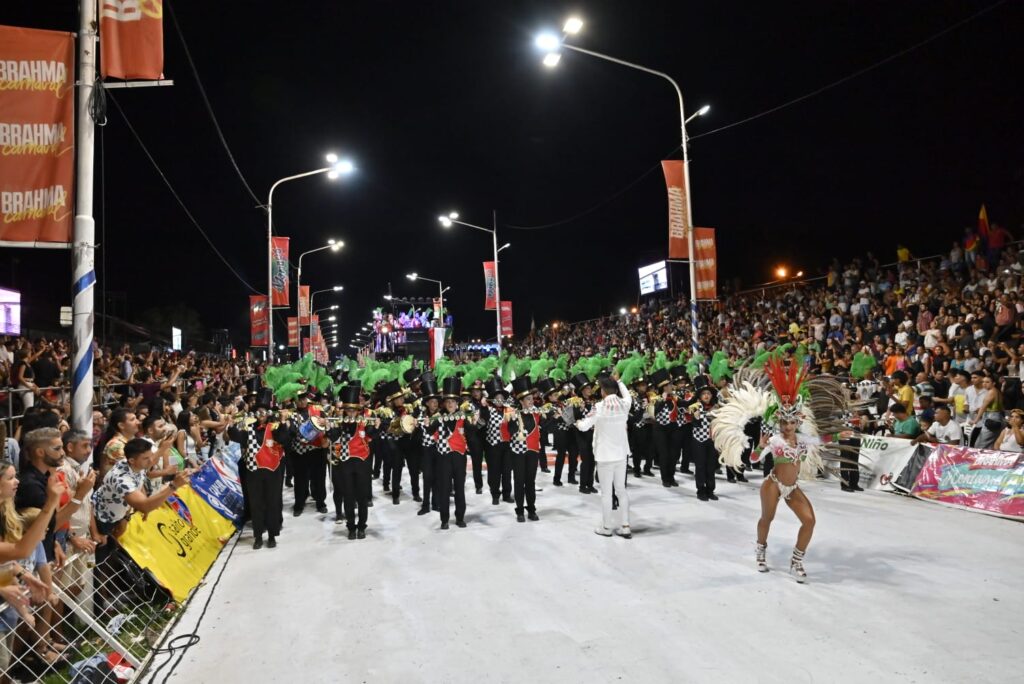 alt="En el Corsódromo se dieron cita miles de personas para disfrutar de la segunda noche del Carnaval de Concordia"