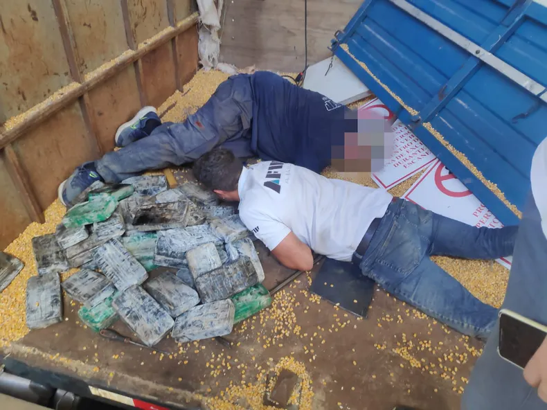 alt="Unos 87 kilos de cocaína fueron secuestrados en el paso fronterizo Concordia-Salto, disimuladas en un camión con maíz"