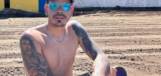 alt="Gustavo Bou, en el club Nebel, de Concordia, donde es presidente y está renovando el campo de juego"