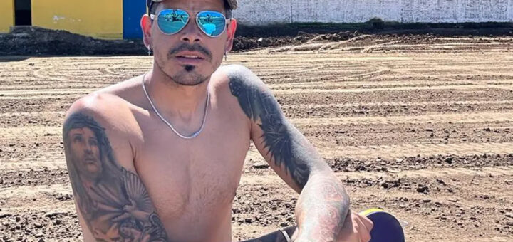 alt="Gustavo Bou, en el club Nebel, de Concordia, donde es presidente y está renovando el campo de juego"