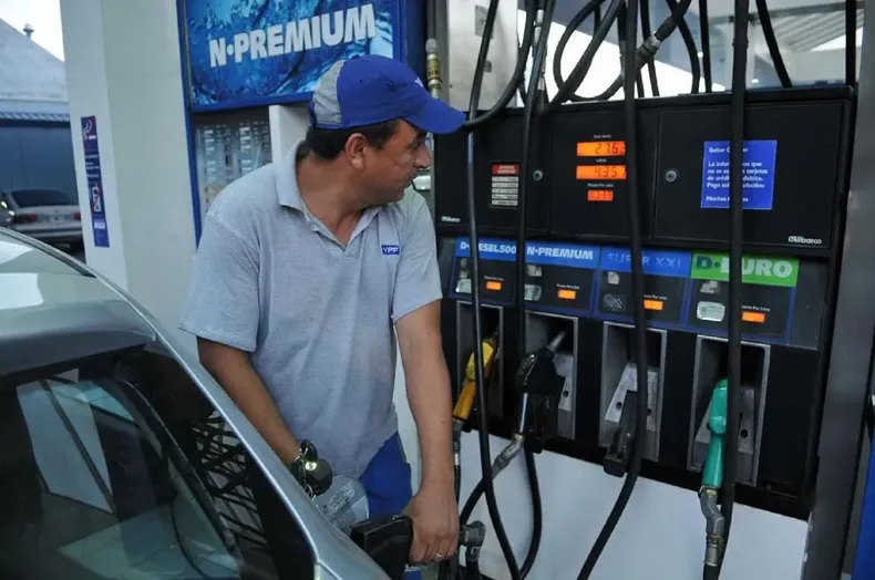alt="La brecha en el precio de los combustibles entre Salto y Concordia alcanzó su punto más alto a mediados de esta semana y el presidente del Uruguay y el resto del gobierno trabajan para impedir que los orientales compren en Argentina lo que está fuera de su alcance en su país"