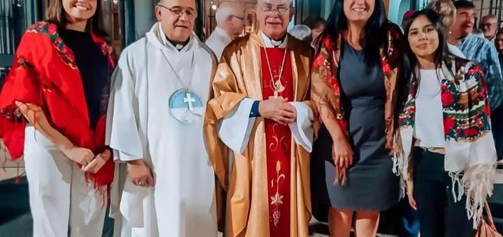 alt="El obispo de Concordia, Monseñor Luis Collazul, junto a Monseñor Arturo Fajardo, obispo de Salto (Uruguay), la presidente de Polska Concordia, Silvia Sierak, y jóvenes integrantes de dicha asociación"