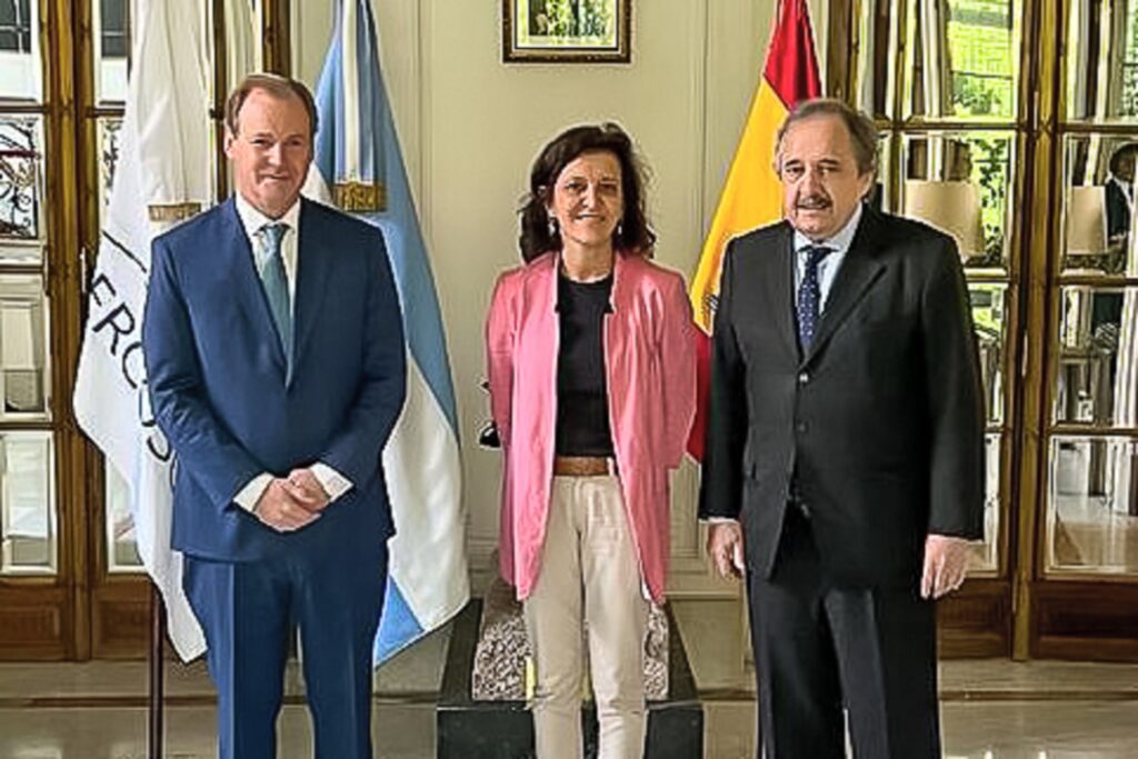 alt="El gobernador Gustavo Bordet se reunió con el embajador Ricardo Alfonsín ante la participación en la Fruit Attraction"