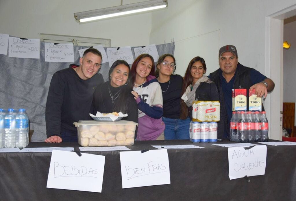 alt="Ventas en muchos domicilios particulares, un rebusque para las familias como otra de las oportunidades generadas por los seguidores de La Renga en Concordia"