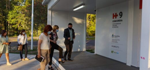 alt="La ministra de Salud de Entre Ríos, Sonia Velázquez, durante una visita al Centro de Asistencia Sanitaria de Fronteras de Salto Grande, en diciembre de 2021"