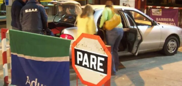 alt="Un vehículo uruguayo es inspeccionado por la aduana oriental en el centro de fronteras de Salto Grande, antes de ingresar a territorio oriental"