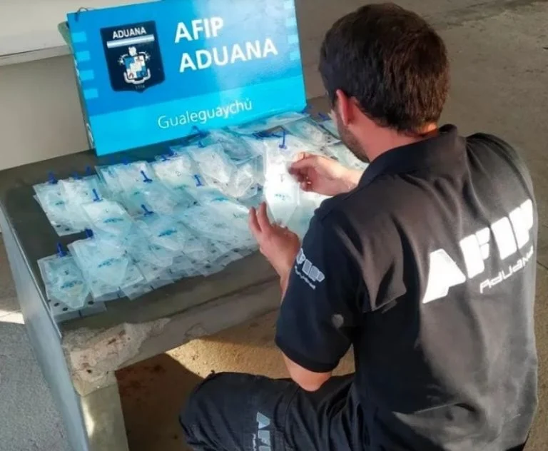 alt="Seis litros de semen porcino de contrabando fueron incautados por la Aduana en poder de un productor uruguayo en el puente de Gualeguaychú"