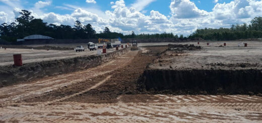 Pavimentación de la nueva pista de aterrizaje del aeropuerto Comodoro Pierrestegui. Concluidos los trabajos de remodelación, Concordia se integraría al sistema de transporte de cargas aéreas de Argentina.