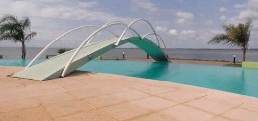 alt="piscina del complejo termal de punta viracho en el lago de salto grande, concordia"