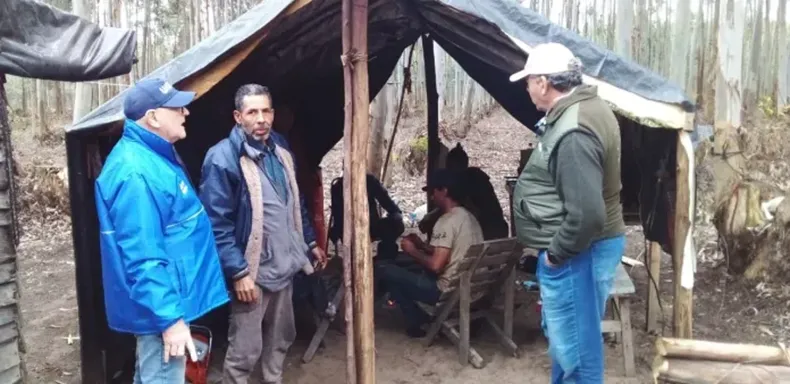 alt="Veintitrés trabajadores forestales fueron hallados viviendo en un régimen de semiesclavitud en Estación Yuquerí"