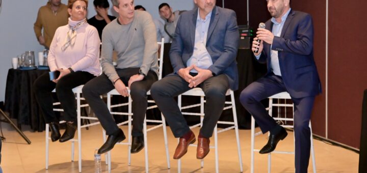 El intendente de Concordia, Enrique Cresto - el segundo desde la izquierda en la foto- llamó a la unidad ante las elecciones generales de octubre. En la imagen, junto a la Mireya López Bernis - primera desde la izquierda-, Armando Gay - segundo desde la derecha- y Edgardo Kueider - primero desde la derecha-.