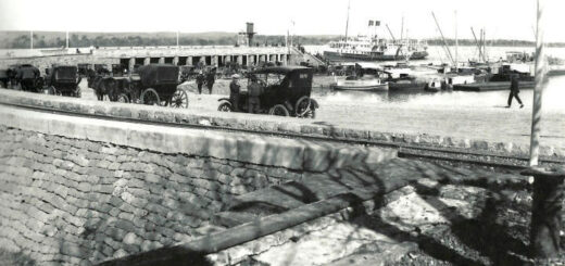 alt="imagen del puerto de concordia en las primeras décadas del siglo veinte, con autos antiguos y un vapor"
