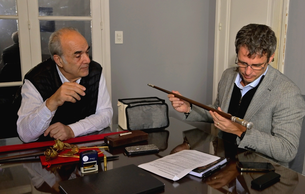 alt="El Bastón de Mando Presidencial, confeccionado por el orfebre Juan Carlos Pallarols, está en Concordia"