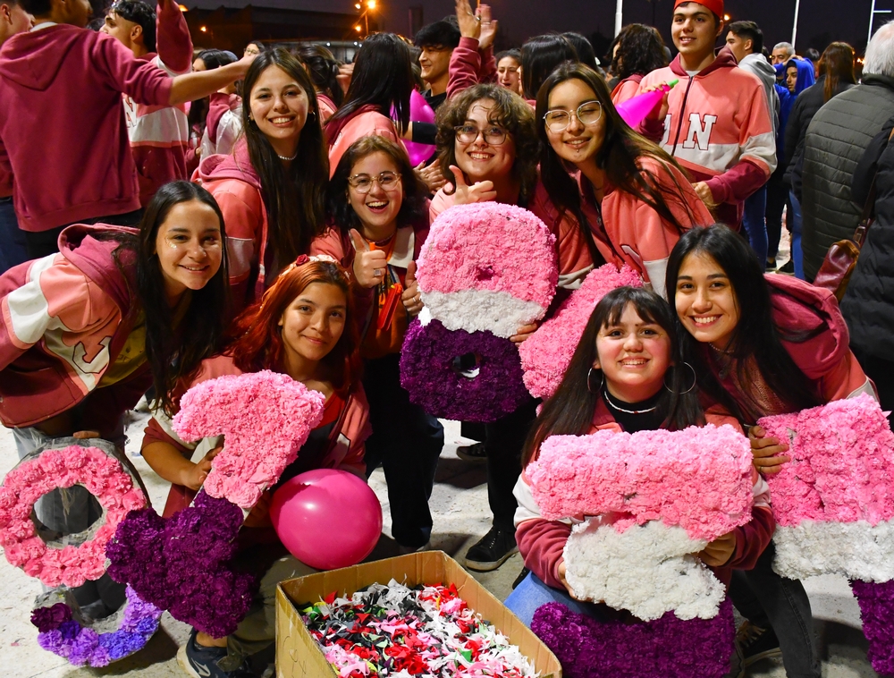 alt="Los desfiles de carrozas comienzan a las 18 y finalizan a la hora 0, todos los días que se realicen"