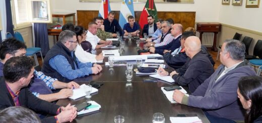 alt="varios hombres sentados en una mesa muy larga"